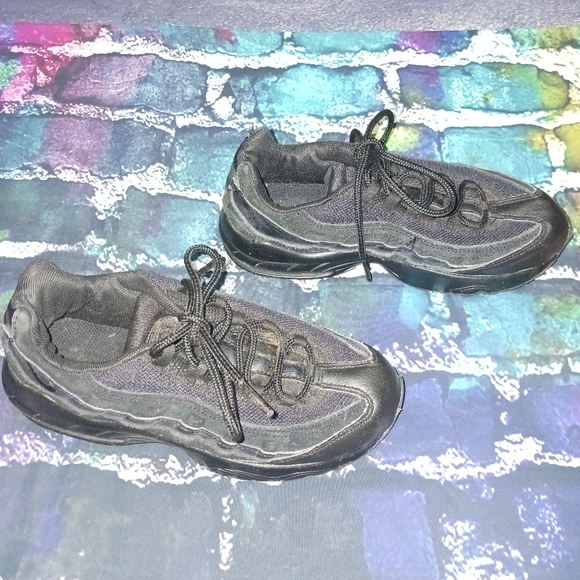 Nike Air Max 95 Classics Triple Black Youth Size 2Y - Picture 3 of 6